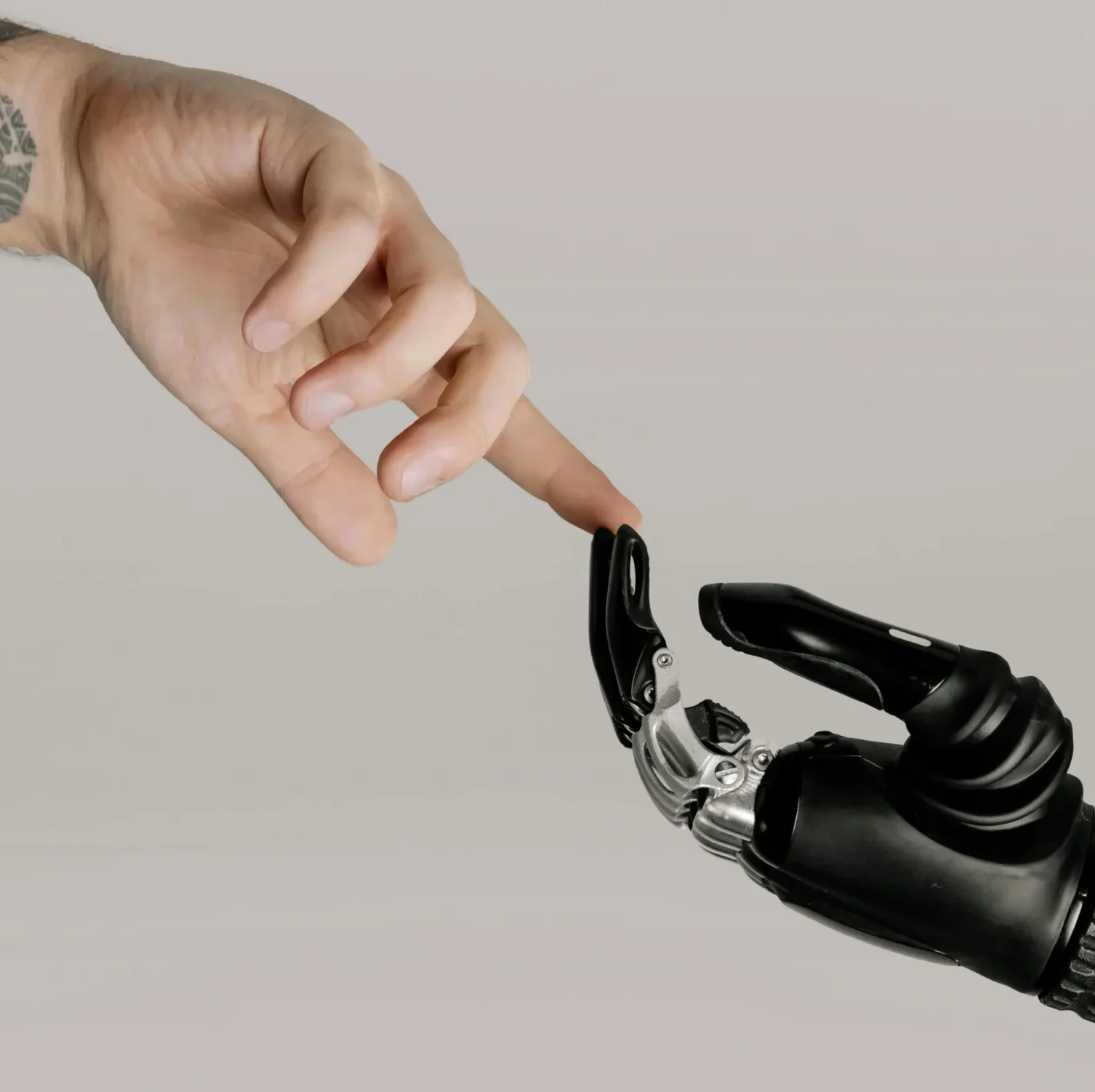 Menschliche Hand beruehrt Roboter hand