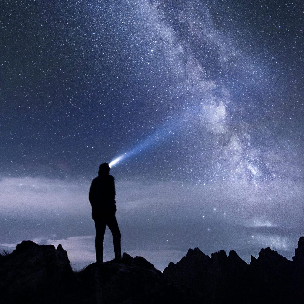 Schattenbild Des Mannes, Der Auf Berg Während Der Nacht Steht